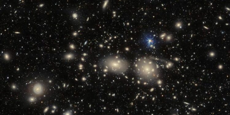 Este es el cúmulo de galaxia que inspiró las teorías sobre la materia oscura