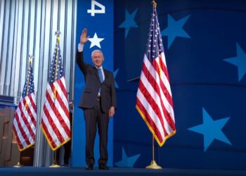 Clinton, Pelosi y Winfrey instan a votar por Harris y Walz