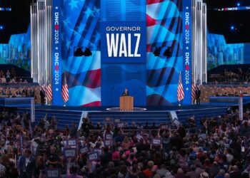 Tim Walz acepta la nominación demócrata a la vicepresidencia