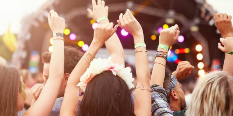 Startup lanza máquina que revoluciona la venta de bebidas en eventos