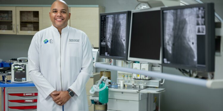 Cardiólogo dominicano revoluciona tratamiento de complicación cardiovascular