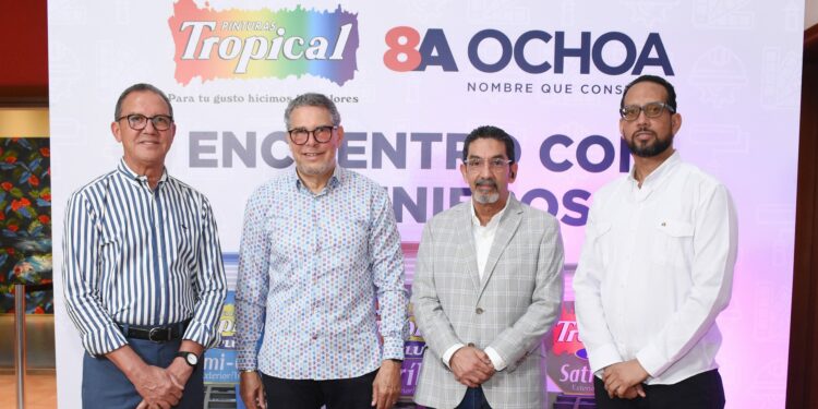 Ferreteria Ochoa y Pinturas Tropical realizan encuentro con Ingenieros y Constructores