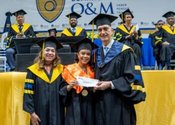 Universidad O&M celebra graduación centenaria