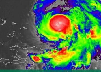 Huracán Ernesto se fortalece mientras se aleja hacia el Atlántico Norte
