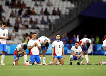 Fútbol París 2024: Francia vence a Argentina y Egipto a Paraguay