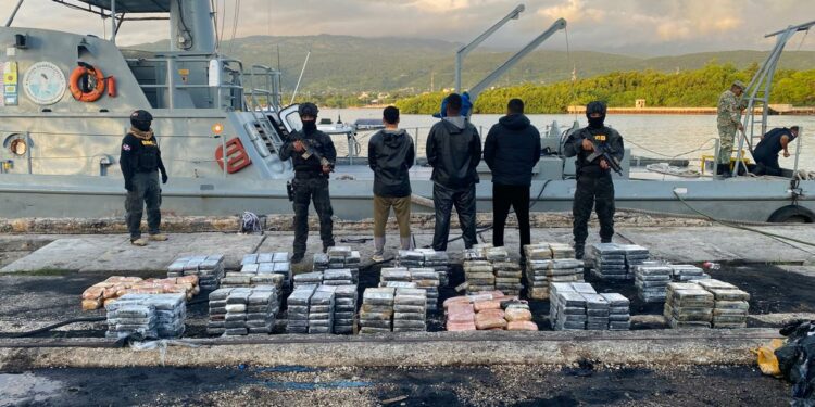 Incautan 556 paquetes de cocaína y 69 pacas de marihuana