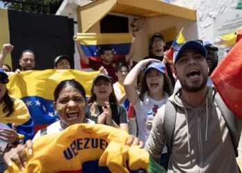 Venezolanos en RD apoyan a González Urrutia frente a embajada