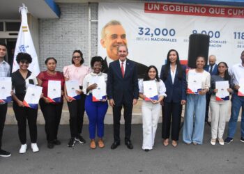 MESCyT entrega 404 becas para maestrías internacionales