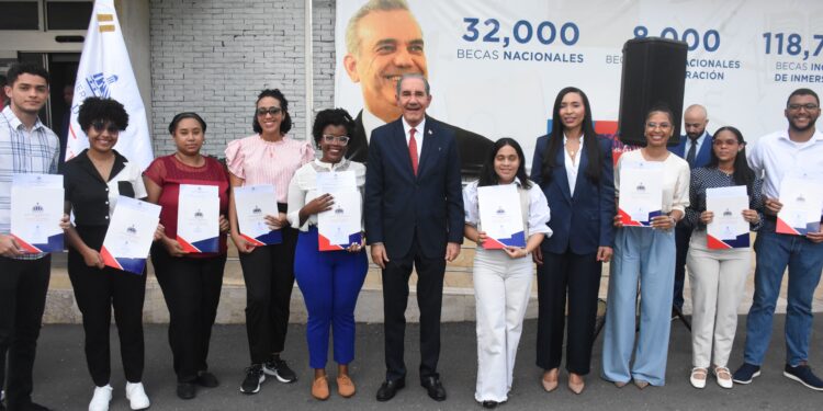 MESCyT entrega 404 becas para maestrías internacionales