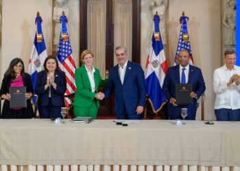 DFC anuncia garantía de US$42 millones para apoyar mujeres a través  Banreservas