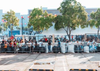 Exitoso intercambio de plásticos por útiles en Santo Domingo  