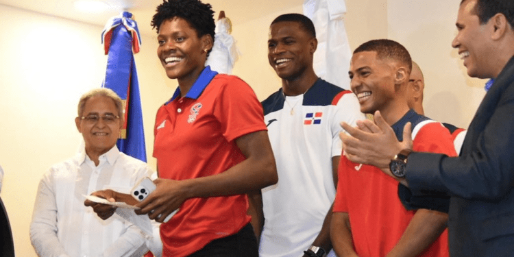 Atletas dominicanos reciben incentivos de RD34 millones por París 2024