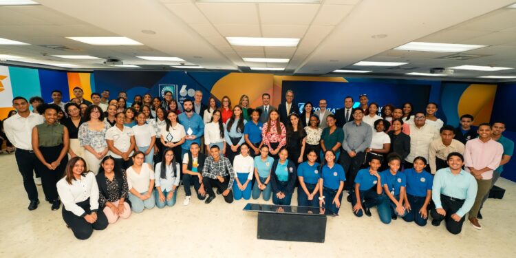 Banco Popular otorga 60 becas a jóvenes meritorios