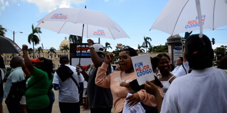 En masiva concentración exigen un nuevo Código Penal en RD