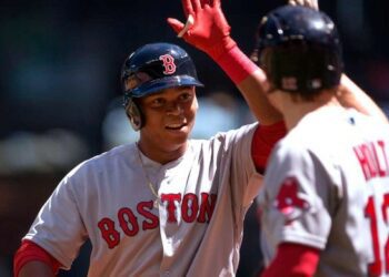 Rafael Devers hace historia con jonrón número 200