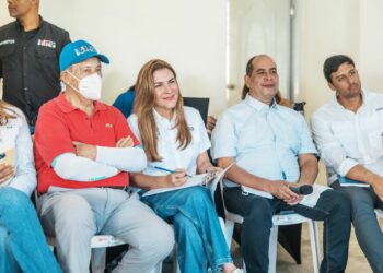 Carolina Mejía impulsa limpieza en Arroyo Manzano con operativo social