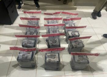 Intervienen embarcación y confiscan 75 paquetes de droga en fuga