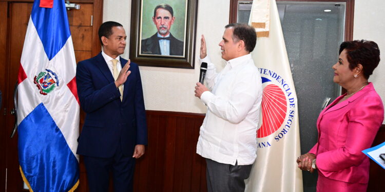 Julio César Valentín asume como nuevo Superintendente de Seguros