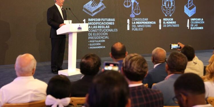 Abinader presenta una reforma que limita la reelección presidencial