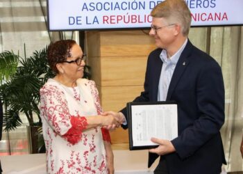 Entidades acuerdan sancionar delitos de comercio marítimo en RD