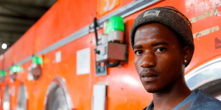 Informe OIT revela desafíos laborales para jóvenes a nivel mundial