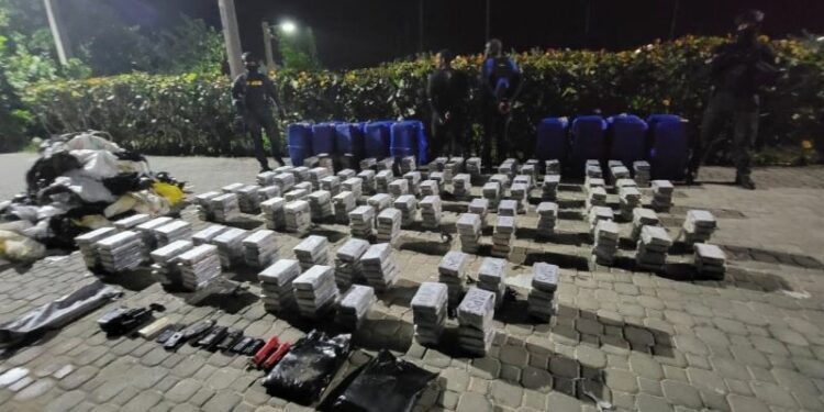 Atrapan a dos hombres con 484 paquetes presunta cocaína en La Altagracia