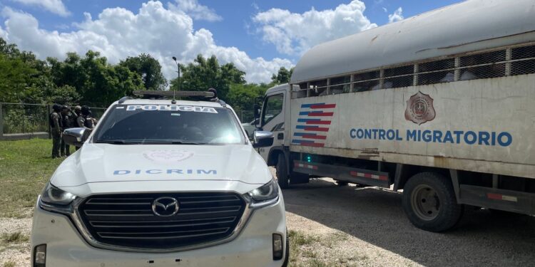 56 extranjeros detenidos en operativos en Barahona y La Romana