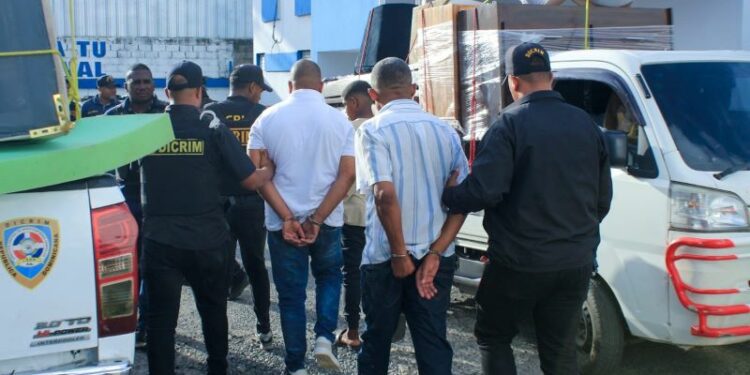 Desmantelan banda de estafadores y recuperan muebles robados en Santo Domingo.