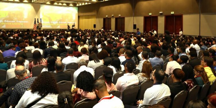 Embajada USA y UNICDA reúnen a más de 1,100 profesores de inglés en conferencia