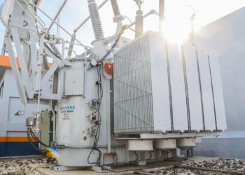 Edesur Dominicana instala transformador para mejorar servicio eléctrico