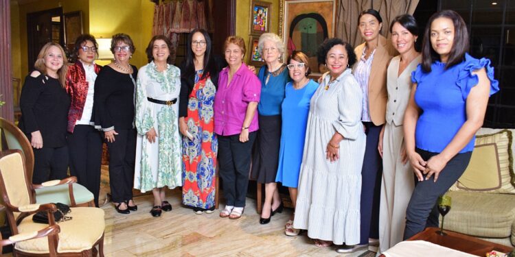 Dolores Fernández destaca avances en participación femenina en "Las Sufragistas"