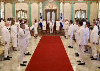 Abinader juramenta nuevo gabinete y jefes militares designados