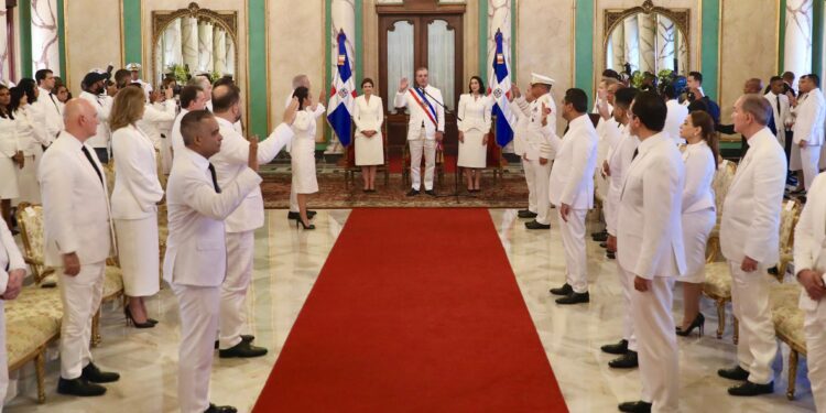 Abinader juramenta nuevo gabinete y jefes militares designados