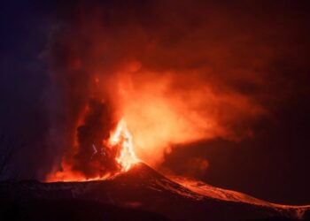 Volcán Etna estalla y provoca emergencia en Sicilia
