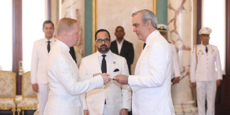 Presidente Abinader recibe cartas credenciales de siete nuevos embajadores en el país