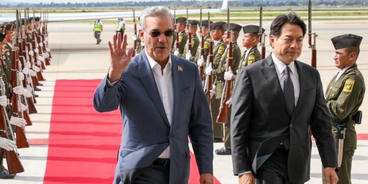 Presidente Abinader llega a Ciudad de México para toma de posesión