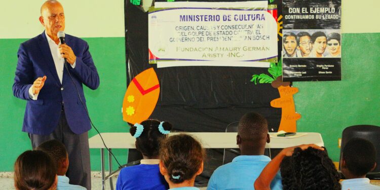 El profesor Luis de León diserta en el Liceo ‘’Los Palmeros"