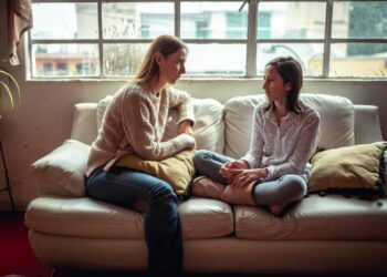 Estudio concluye que las madres no deben entrometerse en las amistades de sus hijos