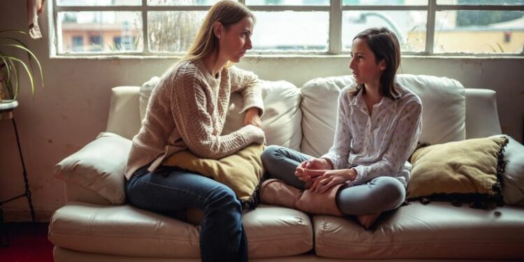 Estudio concluye que las madres no deben entrometerse en las amistades de sus hijos