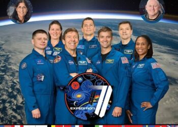 Multitud de 19 humanos, incluida cinco mujeres, coinciden en el espacio