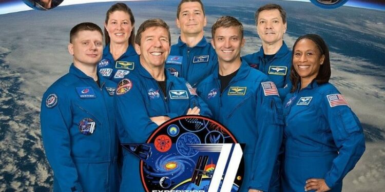 Multitud de 19 humanos, incluida cinco mujeres, coinciden en el espacio