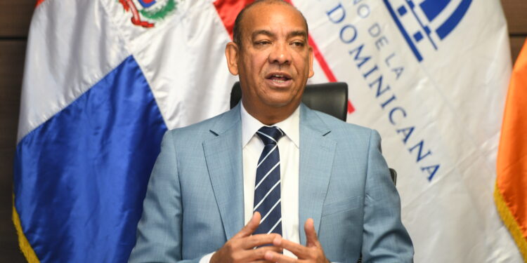 Ministro de Obras Públicas evalúa tecnología de asfalto modificado en Panamá