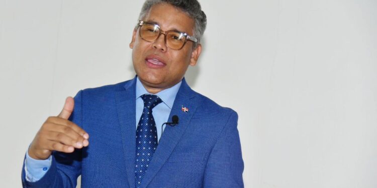 Carlos Peña respalda reformas propuestas por Abinader