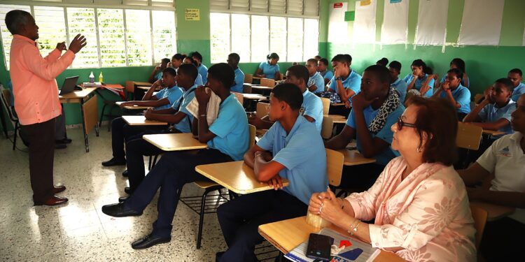 Santiago Castro diserta sobre la Guerra de la Restauración en Santo Domingo