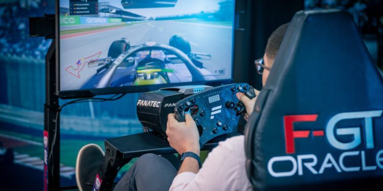 Empleados del Popular disfrutan simulador de Fórmula 1 Red Bull