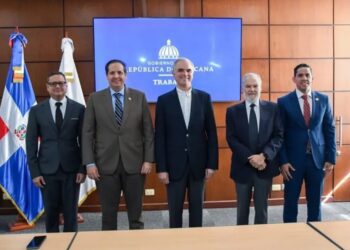 Miguel Ceara Hatton asume presidencia de SISALRIL