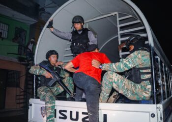 Cierran negocios nocturnos y arrestan a decenas en operativos