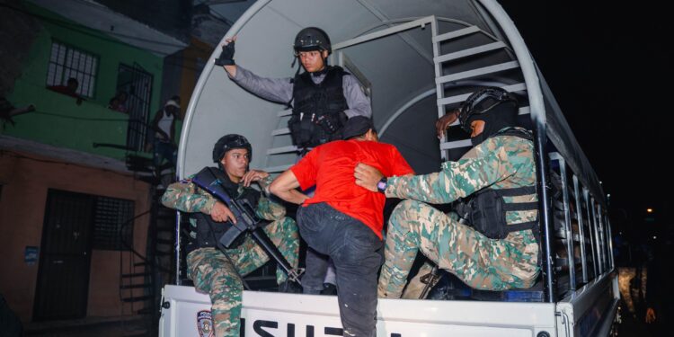 Cierran negocios nocturnos y arrestan a decenas en operativos