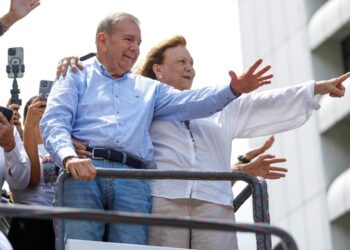 Edmundo González aterriza en España tras su salida de Venezuela