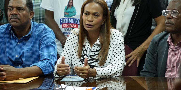 Adhamilka Espinal inscribe su candidatura a la presidencia de ADP